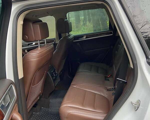 Белый Фольксваген Туарег, объемом двигателя 3 л и пробегом 176 тыс. км за 20000 $, фото 13 на Automoto.ua