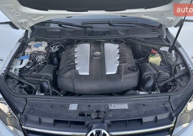 Белый Фольксваген Туарег, объемом двигателя 4.13 л и пробегом 128 тыс. км за 29000 $, фото 27 на Automoto.ua