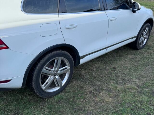 Белый Фольксваген Туарег, объемом двигателя 3 л и пробегом 247 тыс. км за 20000 $, фото 1 на Automoto.ua