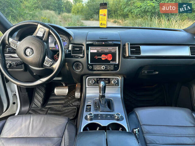 Белый Фольксваген Туарег, объемом двигателя 2.97 л и пробегом 242 тыс. км за 19999 $, фото 17 на Automoto.ua