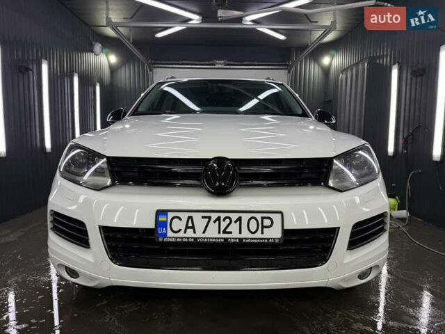 Белый Фольксваген Туарег, объемом двигателя 2.97 л и пробегом 370 тыс. км за 15499 $, фото 2 на Automoto.ua