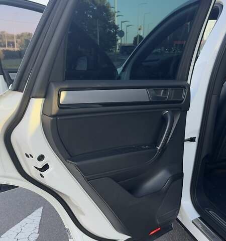 Белый Фольксваген Туарег, объемом двигателя 4.13 л и пробегом 128 тыс. км за 29000 $, фото 16 на Automoto.ua