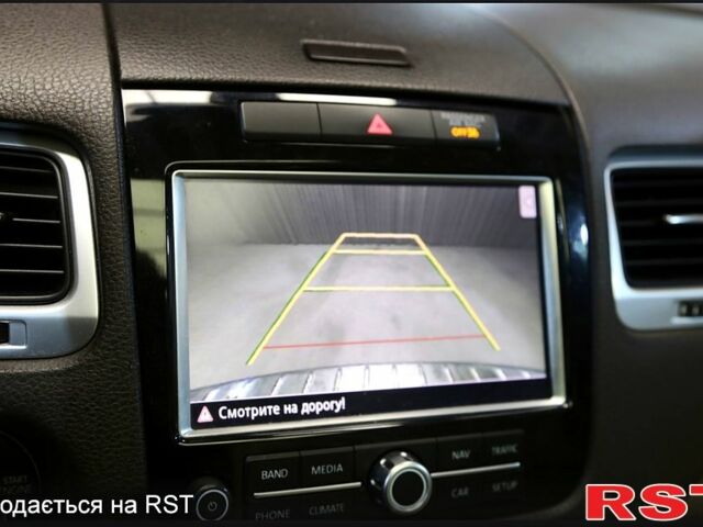 Белый Фольксваген Туарег, объемом двигателя 3 л и пробегом 280 тыс. км за 17000 $, фото 5 на Automoto.ua