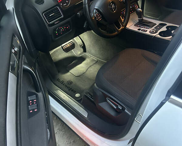 Белый Фольксваген Туарег, объемом двигателя 2.97 л и пробегом 245 тыс. км за 20000 $, фото 16 на Automoto.ua