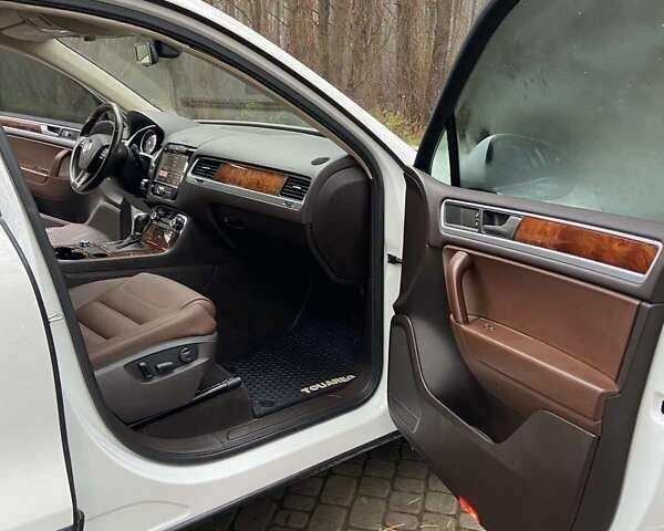 Белый Фольксваген Туарег, объемом двигателя 3 л и пробегом 176 тыс. км за 20000 $, фото 8 на Automoto.ua