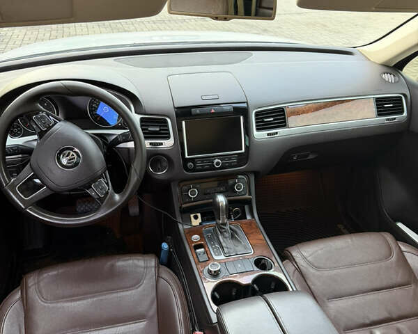 Білий Фольксваген Туарег, об'ємом двигуна 2.97 л та пробігом 265 тис. км за 17500 $, фото 14 на Automoto.ua