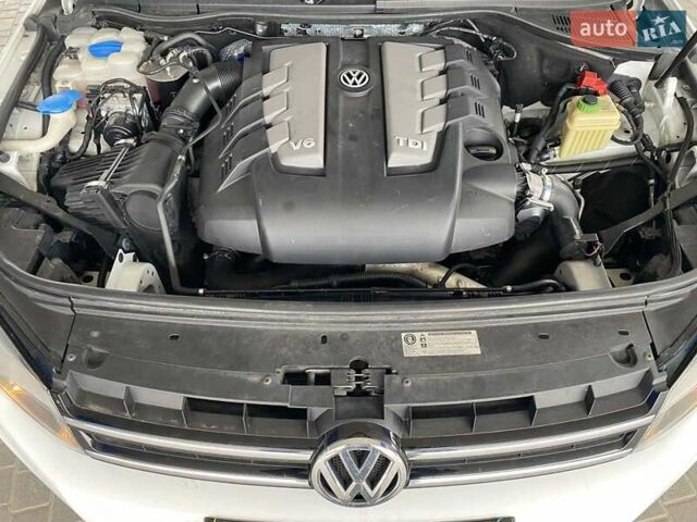 Белый Фольксваген Туарег, объемом двигателя 2.97 л и пробегом 209 тыс. км за 18000 $, фото 24 на Automoto.ua