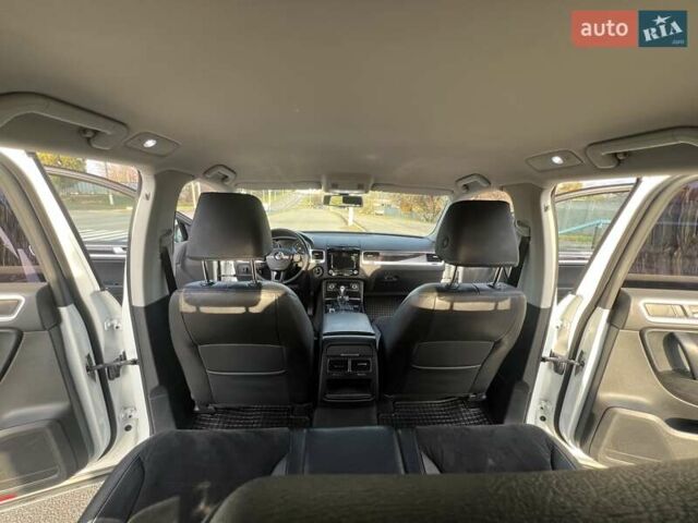 Белый Фольксваген Туарег, объемом двигателя 2.46 л и пробегом 169 тыс. км за 25555 $, фото 20 на Automoto.ua