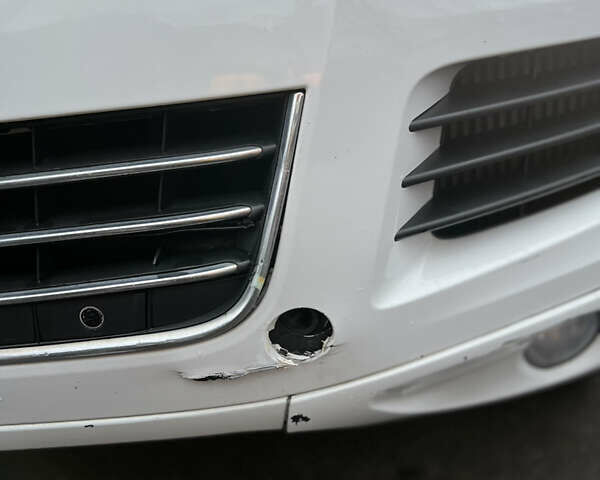 Белый Фольксваген Туарег, объемом двигателя 3 л и пробегом 215 тыс. км за 16700 $, фото 16 на Automoto.ua