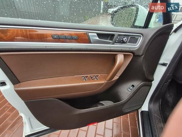 Белый Фольксваген Туарег, объемом двигателя 2.97 л и пробегом 182 тыс. км за 17700 $, фото 14 на Automoto.ua