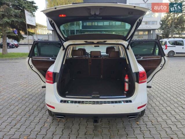 Белый Фольксваген Туарег, объемом двигателя 2.97 л и пробегом 290 тыс. км за 17500 $, фото 25 на Automoto.ua