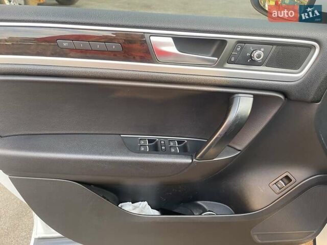 Белый Фольксваген Туарег, объемом двигателя 2.97 л и пробегом 244 тыс. км за 17000 $, фото 24 на Automoto.ua