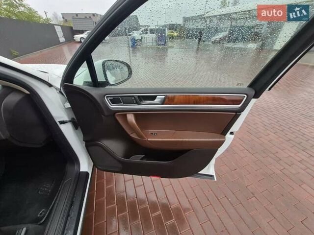 Белый Фольксваген Туарег, объемом двигателя 2.97 л и пробегом 182 тыс. км за 17700 $, фото 22 на Automoto.ua