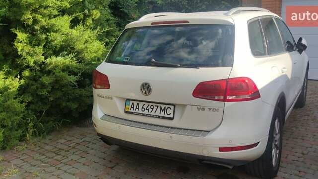 Белый Фольксваген Туарег, объемом двигателя 2.97 л и пробегом 211 тыс. км за 17000 $, фото 2 на Automoto.ua