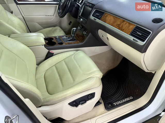 Белый Фольксваген Туарег, объемом двигателя 2.97 л и пробегом 370 тыс. км за 15499 $, фото 13 на Automoto.ua