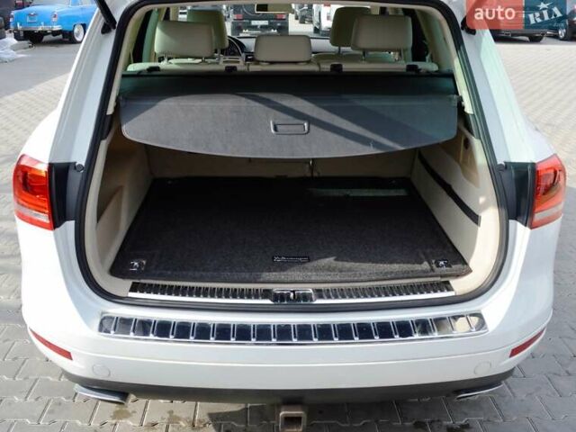 Белый Фольксваген Туарег, объемом двигателя 2.97 л и пробегом 272 тыс. км за 17500 $, фото 35 на Automoto.ua