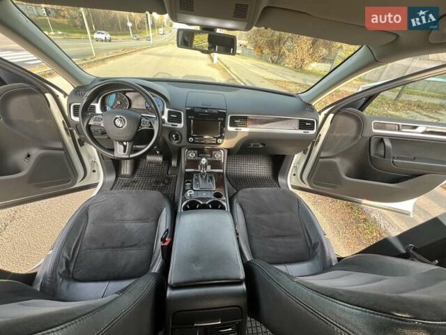 Белый Фольксваген Туарег, объемом двигателя 2.46 л и пробегом 169 тыс. км за 25555 $, фото 23 на Automoto.ua