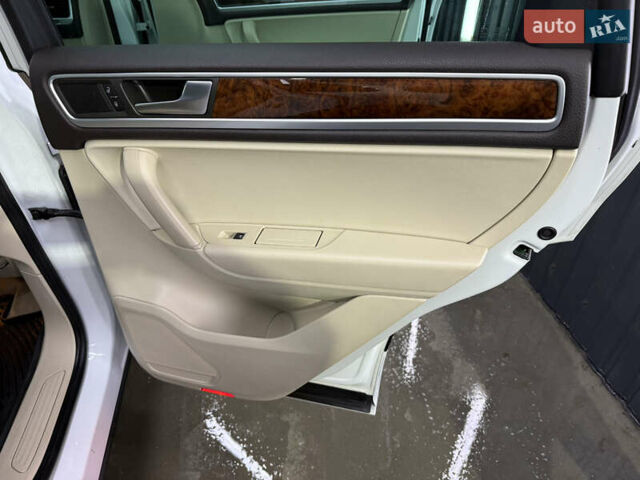 Белый Фольксваген Туарег, объемом двигателя 2.97 л и пробегом 370 тыс. км за 15499 $, фото 16 на Automoto.ua