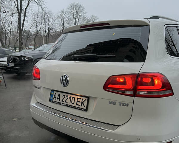 Белый Фольксваген Туарег, объемом двигателя 3 л и пробегом 215 тыс. км за 16700 $, фото 4 на Automoto.ua