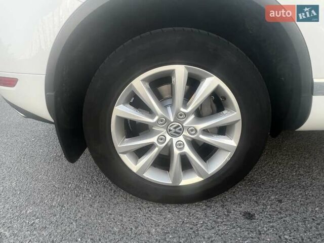 Белый Фольксваген Туарег, объемом двигателя 2.97 л и пробегом 244 тыс. км за 17000 $, фото 12 на Automoto.ua