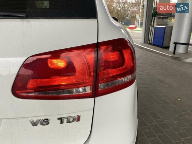 Белый Фольксваген Туарег, объемом двигателя 2.97 л и пробегом 209 тыс. км за 18000 $, фото 27 на Automoto.ua