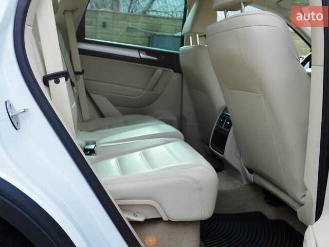 Белый Фольксваген Туарег, объемом двигателя 2.97 л и пробегом 272 тыс. км за 17500 $, фото 33 на Automoto.ua