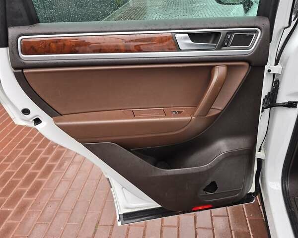 Белый Фольксваген Туарег, объемом двигателя 2.97 л и пробегом 182 тыс. км за 17700 $, фото 11 на Automoto.ua