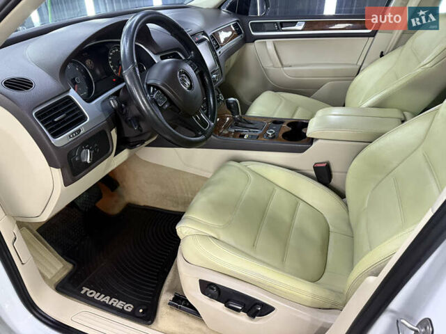Белый Фольксваген Туарег, объемом двигателя 2.97 л и пробегом 370 тыс. км за 15499 $, фото 8 на Automoto.ua