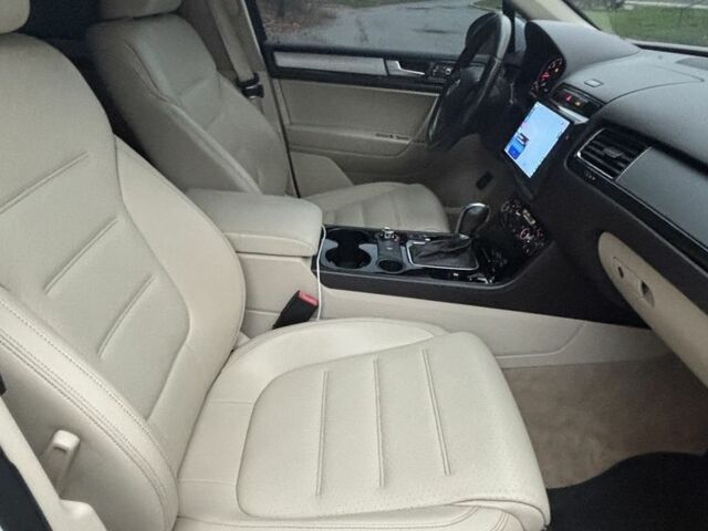 Белый Фольксваген Туарег, объемом двигателя 2.97 л и пробегом 237 тыс. км за 16300 $, фото 12 на Automoto.ua