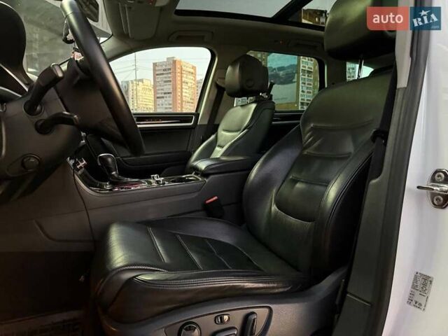 Белый Фольксваген Туарег, объемом двигателя 2.97 л и пробегом 270 тыс. км за 20990 $, фото 8 на Automoto.ua