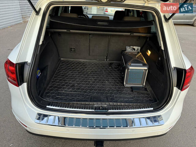 Білий Фольксваген Туарег, об'ємом двигуна 2.97 л та пробігом 231 тис. км за 17999 $, фото 30 на Automoto.ua