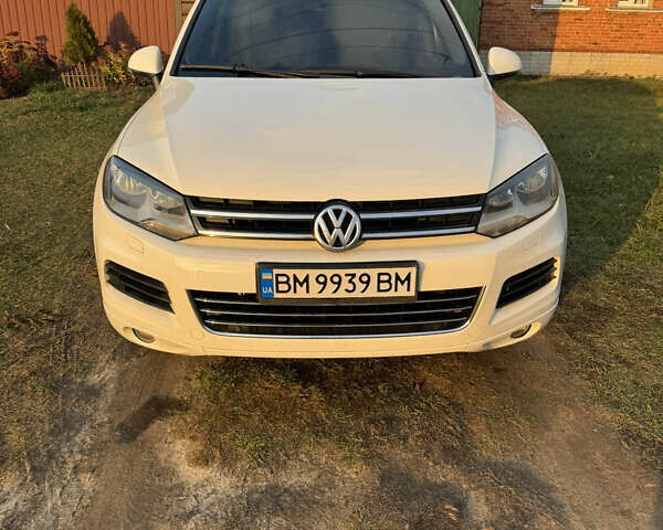 Белый Фольксваген Туарег, объемом двигателя 2.97 л и пробегом 230 тыс. км за 16800 $, фото 2 на Automoto.ua