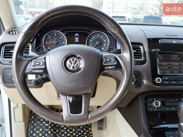 Белый Фольксваген Туарег, объемом двигателя 2.97 л и пробегом 272 тыс. км за 17500 $, фото 20 на Automoto.ua