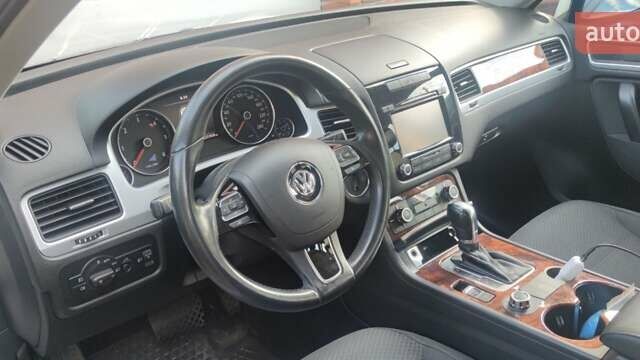 Белый Фольксваген Туарег, объемом двигателя 2.97 л и пробегом 211 тыс. км за 17000 $, фото 3 на Automoto.ua