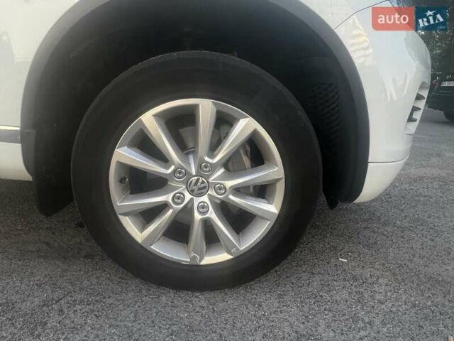 Белый Фольксваген Туарег, объемом двигателя 2.97 л и пробегом 244 тыс. км за 17000 $, фото 9 на Automoto.ua