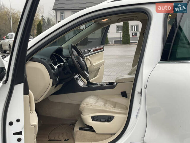 Білий Фольксваген Туарег, об'ємом двигуна 3 л та пробігом 123 тис. км за 17300 $, фото 27 на Automoto.ua