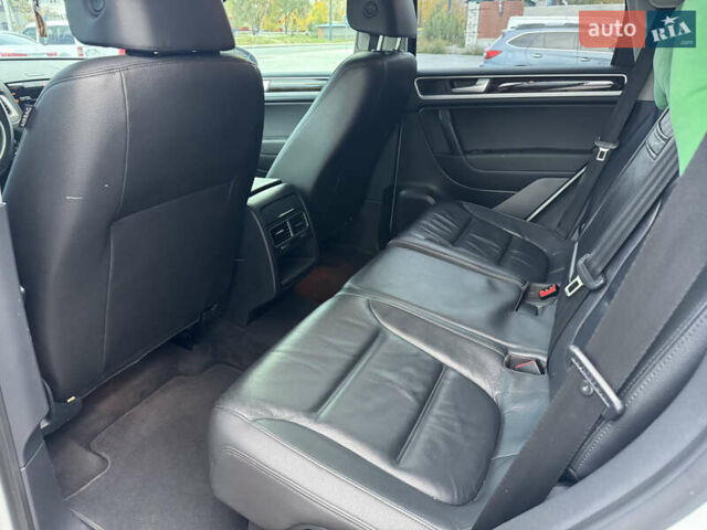 Белый Фольксваген Туарег, объемом двигателя 2.97 л и пробегом 209 тыс. км за 20500 $, фото 10 на Automoto.ua