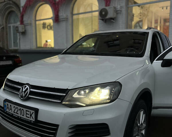 Белый Фольксваген Туарег, объемом двигателя 3 л и пробегом 215 тыс. км за 16700 $, фото 2 на Automoto.ua