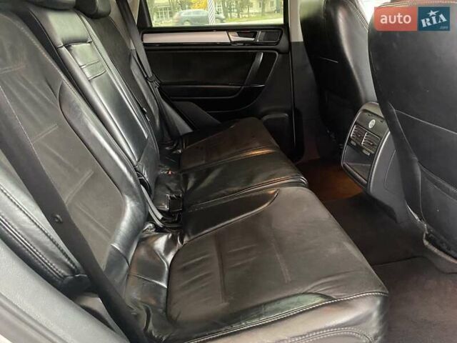 Белый Фольксваген Туарег, объемом двигателя 2.97 л и пробегом 209 тыс. км за 18000 $, фото 15 на Automoto.ua