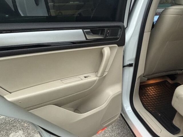 Белый Фольксваген Туарег, объемом двигателя 2.97 л и пробегом 237 тыс. км за 16300 $, фото 15 на Automoto.ua