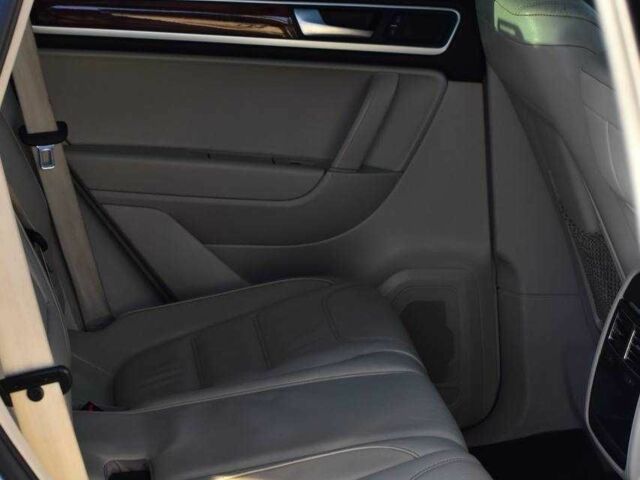 Белый Фольксваген Туарег, объемом двигателя 3 л и пробегом 227 тыс. км за 17850 $, фото 17 на Automoto.ua