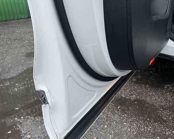 Білий Фольксваген Туарег, об'ємом двигуна 2.97 л та пробігом 130 тис. км за 21300 $, фото 39 на Automoto.ua