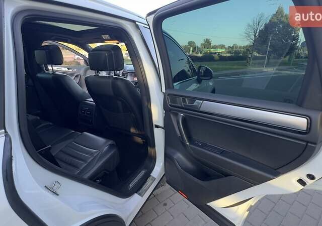 Белый Фольксваген Туарег, объемом двигателя 4.13 л и пробегом 128 тыс. км за 29000 $, фото 24 на Automoto.ua