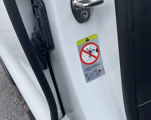 Білий Фольксваген Туарег, об'ємом двигуна 2.97 л та пробігом 130 тис. км за 21300 $, фото 32 на Automoto.ua