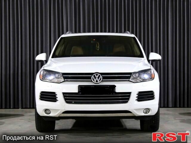Белый Фольксваген Туарег, объемом двигателя 3 л и пробегом 280 тыс. км за 17000 $, фото 1 на Automoto.ua
