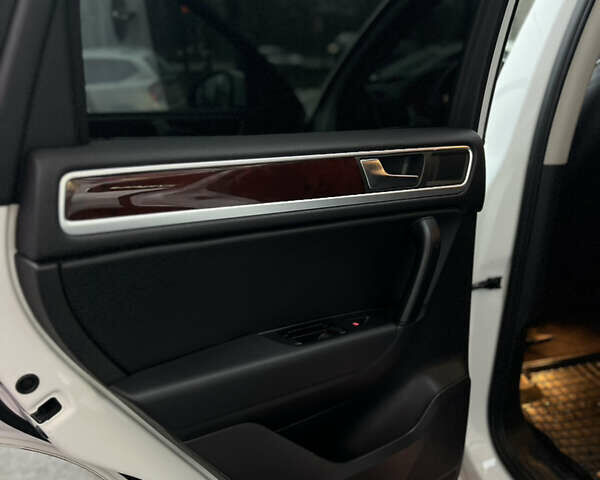 Белый Фольксваген Туарег, объемом двигателя 3 л и пробегом 215 тыс. км за 16700 $, фото 11 на Automoto.ua