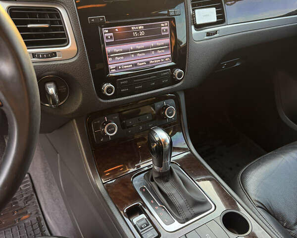 Белый Фольксваген Туарег, объемом двигателя 2.97 л и пробегом 230 тыс. км за 16800 $, фото 12 на Automoto.ua