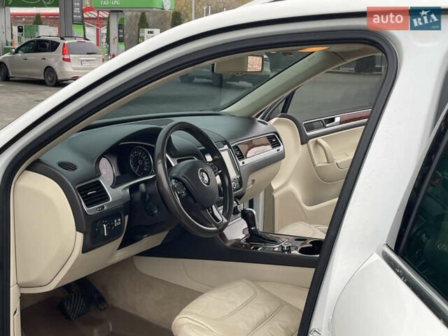 Білий Фольксваген Туарег, об'ємом двигуна 3 л та пробігом 123 тис. км за 17300 $, фото 24 на Automoto.ua