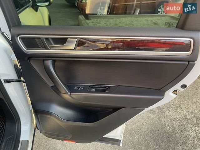 Белый Фольксваген Туарег, объемом двигателя 2.97 л и пробегом 244 тыс. км за 17000 $, фото 13 на Automoto.ua