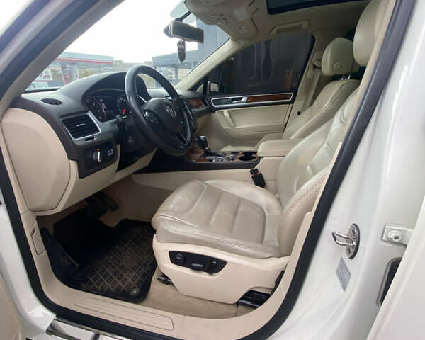 Белый Фольксваген Туарег, объемом двигателя 2.97 л и пробегом 225 тыс. км за 17900 $, фото 17 на Automoto.ua